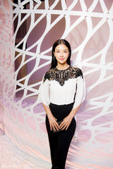 组图：姚星彤巴黎美院看高定 优雅裤装行走法国