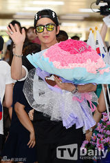 组图：李准基现身机场 反光墨镜潮味十足