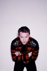 组图：X教授麦卡沃伊写真 蓝眼“一美”帅气足