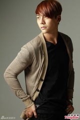 组图：陈伟霆帅气写真曝光 变身忧郁王子