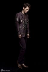 组图：孙坚写真五官精致眉目如画 显男色诱惑