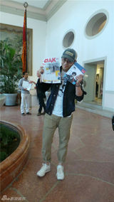 组图：朱亚文抵达水城威尼斯 偶遇导演许鞍华