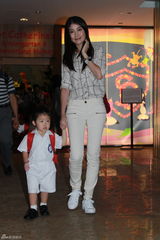 组图：陈慧琳接儿子放学 小龙包嘟小嘴激萌