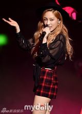 组图：少女时代分队女团TTS三女劈腿自摸大秀性感舞姿