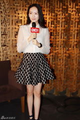 组图：童瑶亮相活动秀美腿 黑白配笑容甜美