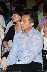 组图：汪小菲亮相公益活动秀名表 发量疑变少