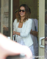 组图：阿尔芭白裙俯身秀乳沟 赴婚礼调皮吹泡泡