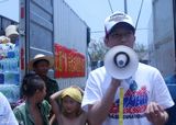 组图：陈楚生自备物资抵海南赈灾 呼吁捐实用物