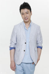 组图：曹炳琨暖男写真 帅气随性展男神风采