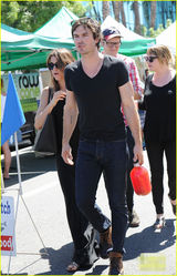 组图：伊恩不由自主吻女友香发 妮基变娇羞软妹