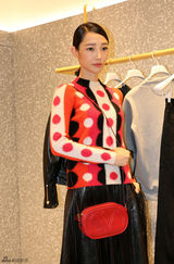 组图：白百何亮相品牌活动 波点红装俏皮抢镜