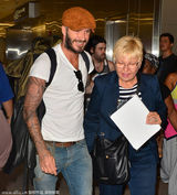 组图：贝克汉姆贝雷帽现身机场 亲民签名魅力足