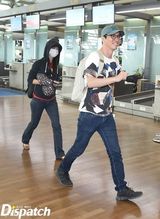 组图：汤唯金泰勇现身机场 女神调皮遮脸