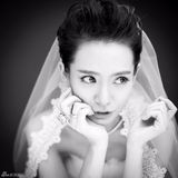 组图：戚薇李承铉婚照曝光 搞怪神情恩爱秀婚戒