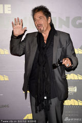 组图：阿尔帕西诺获基金奖 牵小40岁女友亮相