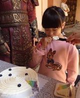 组图：田亮女儿森碟探班袁弘 变身发型师为袁弘编小辫