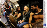 组图：十大猛男裸身持矛盾坐地铁逗乐女乘客