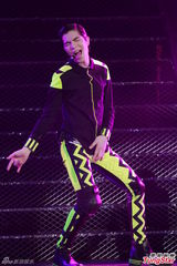 组图：萧敬腾开唱跳骑马舞曝童年照