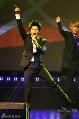 组图：韩男团帝国之子演唱会 劲歌热舞引爆现场