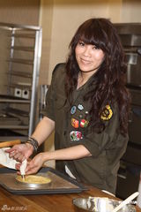 组图：蔡健雅中英双碟齐发 做蛋糕手艺获称赞