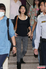 小S证人身份被传唤 神色疲惫白色肩带外露(图)