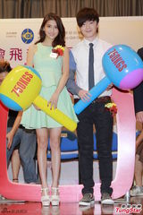 组图：吴千语裙装甜美亮相 否认自己是败金女