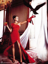 组图：佩内洛普火红大片美艳 手拿酒杯高贵性感