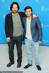 组图：《雪崩王子》发布 主演勾肩搭背哥俩好