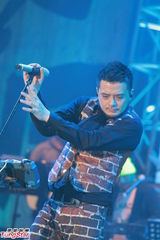 组图：黄耀明陈珊妮合唱 亲密揽抱毫不避忌