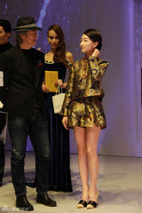 组图：李晨周冬雨等助阵某时尚活动颁奖礼