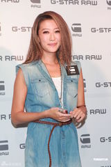 组图：谢婷婷被追问谢霆锋生活 演绎牛仔时尚