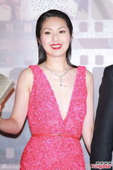 组图：杨千嬅牵手丁子高 超深V晚装胸前露胶纸