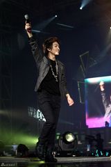 组图：韩国人气男组合SHINee首次开个唱