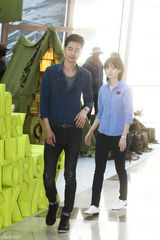 高清组图：赵仁成携韩孝珠出席活动笑靥如花