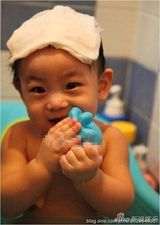 组图：Kimi成长全纪录 和妈妈啃饼干跟爸爸学车