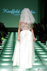 组图:德足球宝贝舍费尔半裸穿婚纱走秀性感火辣