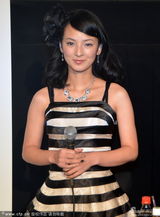 组图：《被忽视的人》记者会 三轮瞳美艳亮相