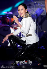 组图：吴允儿IVY等出席慈善义演 倾情演唱献爱心