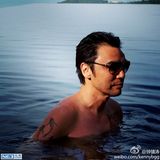 组图：钟镇涛带女儿海岛度假 丛林探险骑大象