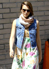 组图：杰西卡-阿尔芭长裙搭牛仔背心 带女儿玩耍