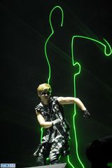 组图：罗志祥上海演唱会 花40万重做演出服