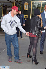 组图：Lady Gaga遭男友偷摸 暧昧坏笑旁若无人