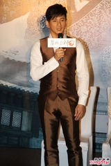 组图：吴奇隆保护诗诗 自曝好身材全靠女友打造