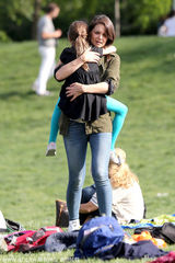 组图：苏瑞公园开心玩耍 发现偷拍大哭辣妈安慰