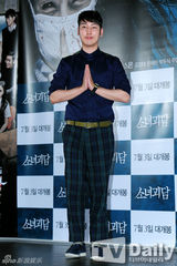 组图：《少女怪谈》试映 金素恩姜河那卖力宣传