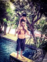 组图：曹格晒酷儿萌女 大儿子热辣出镜父赞性感