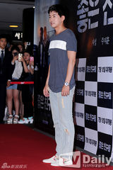 组图：张根硕红衣亮相 剪短发蓄须显沧桑