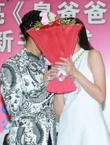 组图：田亮宣传新书《臭爸爸》 森碟曝爸妈亲亲