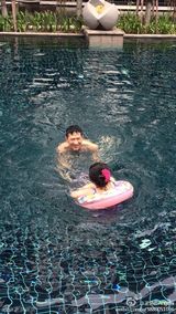 组图：张家辉耐心教Angela游泳 小妞认真可爱