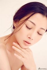 组图：殷桃最新写真展现优雅古典韵味